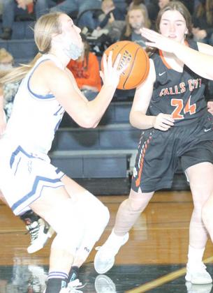 HTRS’ Gracie Schafer (left) pulls up for a shot. Paula Jasa/Republican