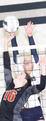 P.C.’s Reyana Tegtmeier (#16) skies at the net to try and tip over HTRS’ Katilyn Glathar. Paula Jasa/Republican