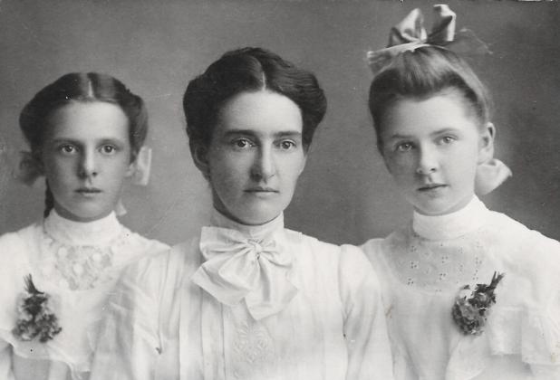 Della McCoy with her daughters Ruth and Stella, circa 1904